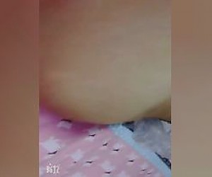 인기있는 하이 룩 섹시한 소녀는 남자 친구와 목욕물에서 섹스하고 콘돔없이 섹스합니다.그녀의 아름다운 가슴, 검은 스타킹과 보지는 여전히 분홍색입니다.음란하고 놀리는 HD 720P 버전.